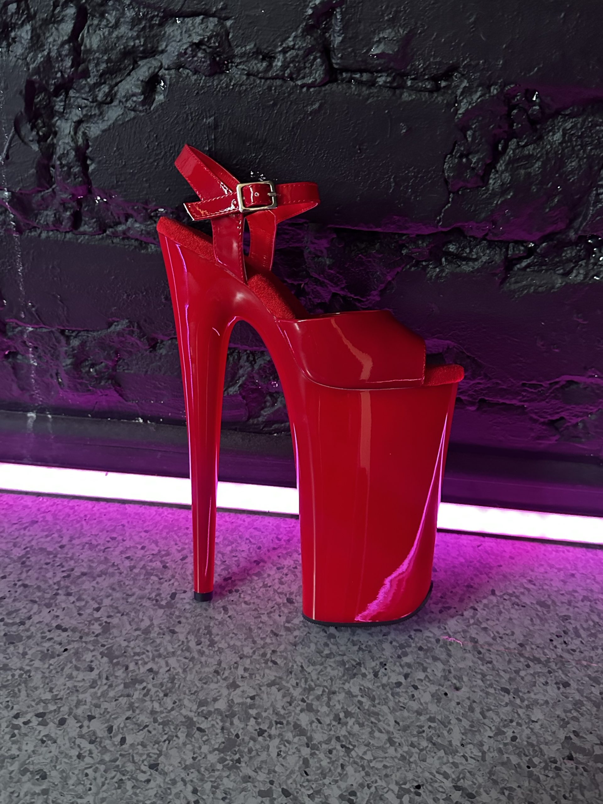 Червоні лаковані босоніжки 5ка з класичним ремінцем | Стріпи 26 см