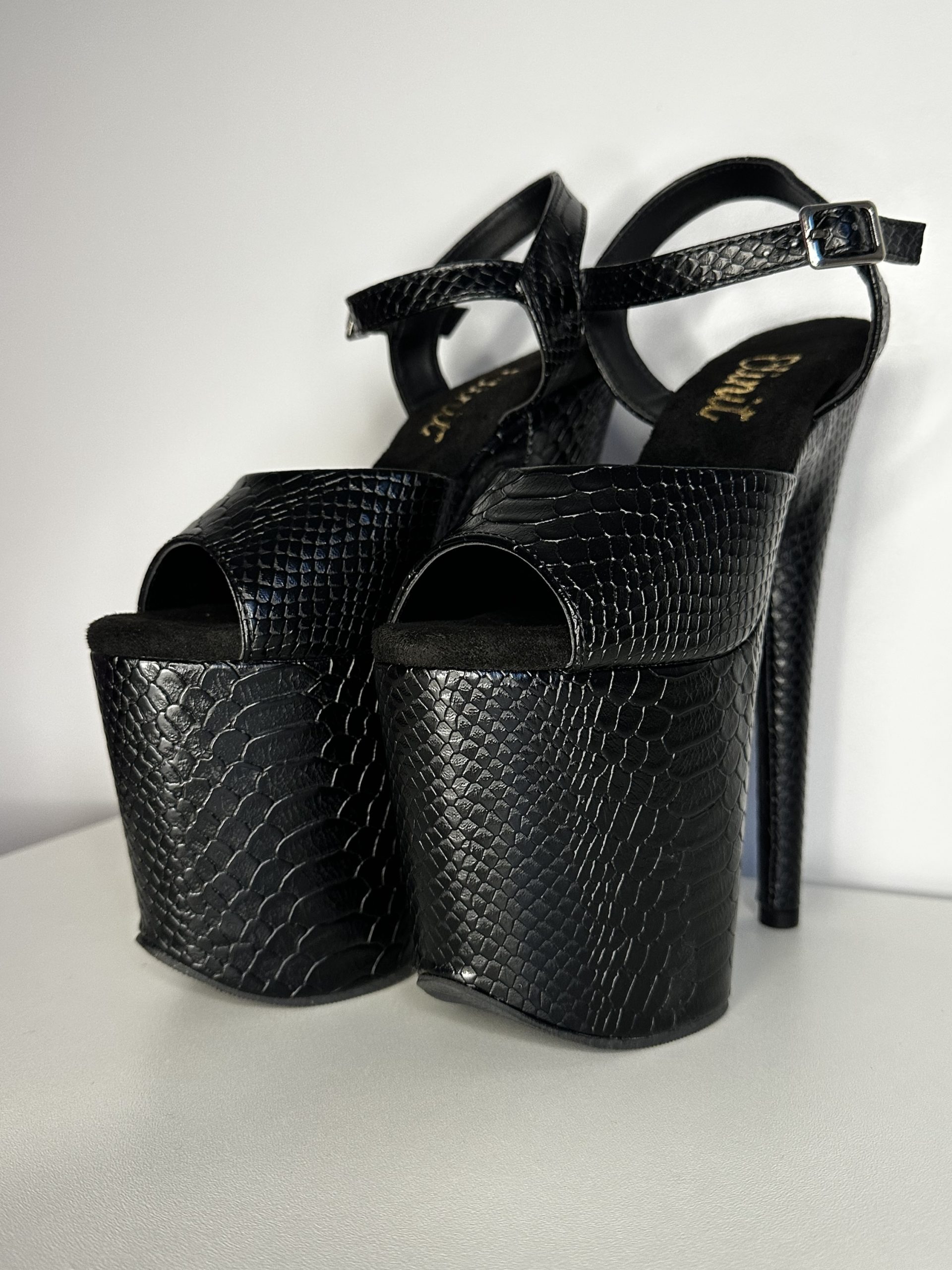 Босоніжки 3ка зі фактурної шкіри під змію з класичним ремінцем | Стріпи Elinit