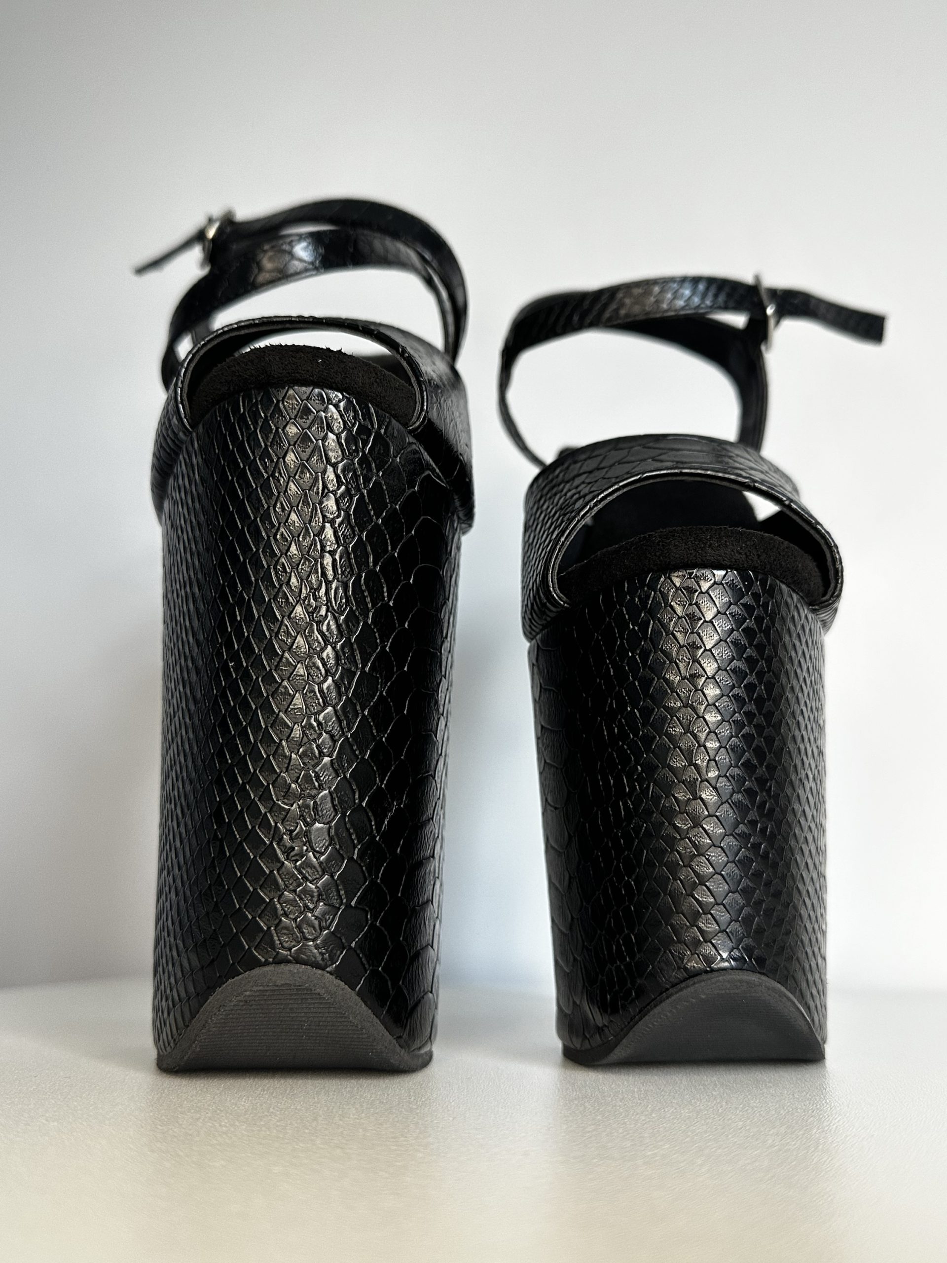 Босоніжки 3ка зі фактурної шкіри під змію з класичним ремінцем | Стріпи Elinit - Image 3